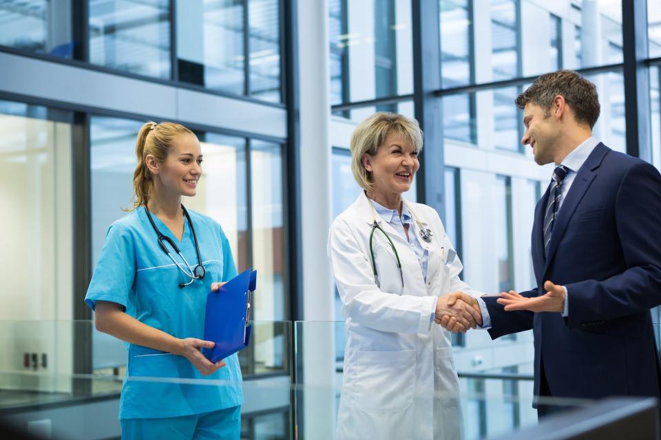 chef medecin avec un candidat