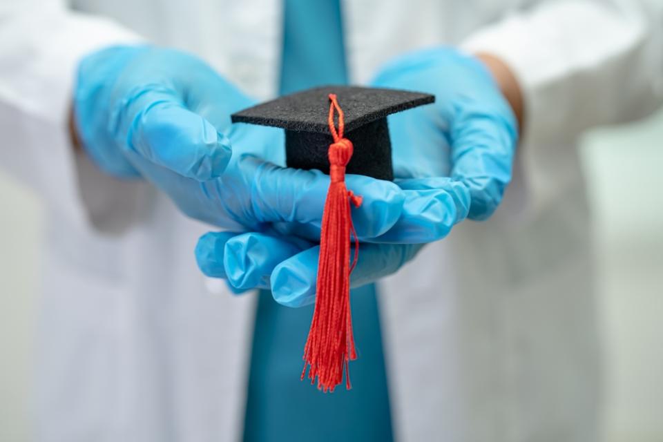 La pénurie qui touche le personnel hospitalier oblige parfois les directions des hôpitaux à revoir leur stratégie. Parmi les solutions, on retrouve le recrutement des étudiantes infirmières.